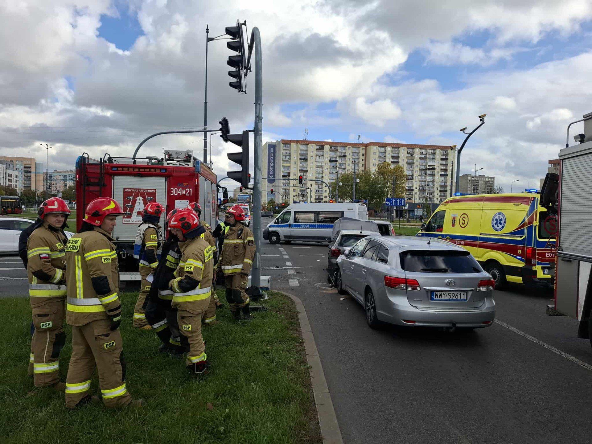 Wypadek w Łodzi zderzenie - 3 samochodów na rondzie Inwalidów