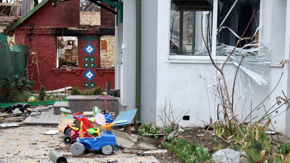 Masakra cywilów w Buczy. Dziecięce zabawki przed ostrzelanym domem