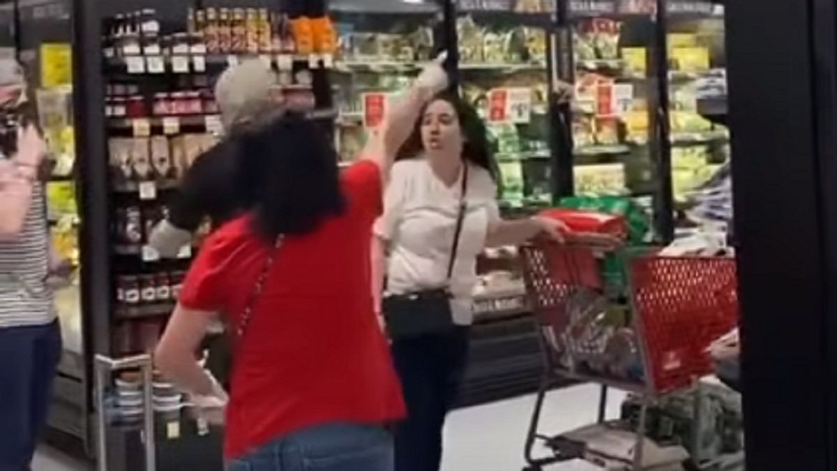Klientka w sklepie nie miała maseczki ochronnej. Została skrytykowana przez innych. 