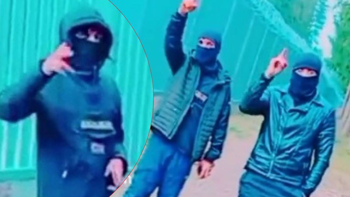 Migranci na polsko-białoruskiej granicy pokazują charakterystyczny gest ręką