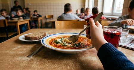 Nowe obiady na stołówkach. Tak szkoły zinterpretowały przepisy, zerkamy do menu