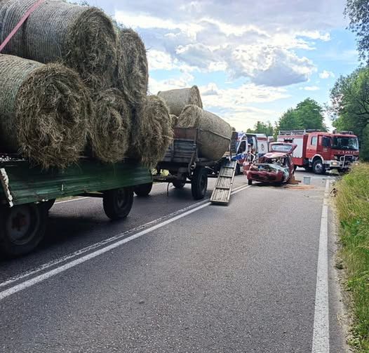 Dramat na drodze pod Janowem Podlaskim. Osobówka wbiła się w ciągnik