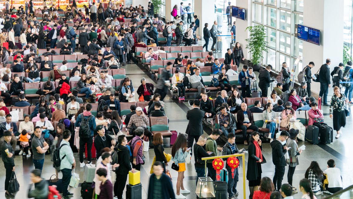 Tłumy turystów przy bramkach wyjściowych 