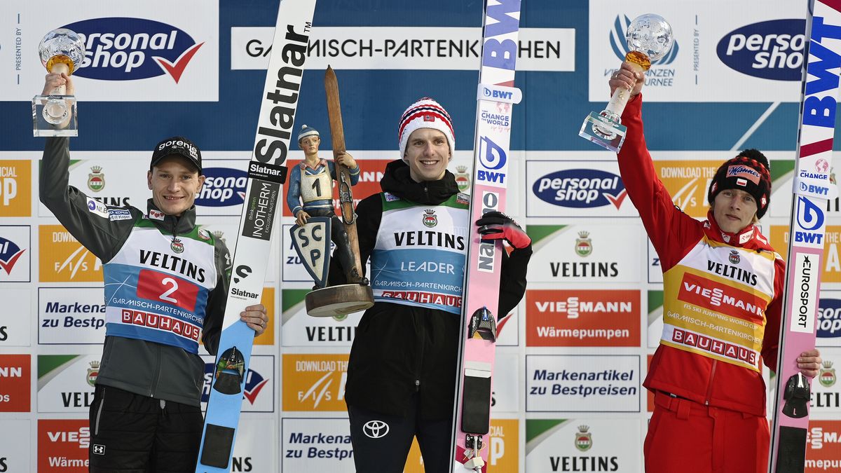 (L-R) second placed Anze Lanisek of Slovenia, winner Halvor Egner Granerud of Norway and third placed Dawid Kubacki of Poland celebrate on the podium for the second stage of the 71st Four Hills Ski Jumping Tournament in Garmisch Partenkirchen, Germany, 01 January 2023. EPA/CHRISTIAN BRUNA Dostawca: PAP/EPA.