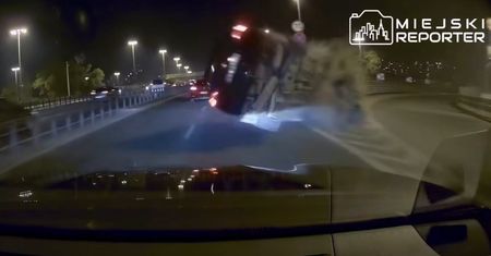 Dachował na moście w Warszawie. Kierowca zgłosił się na policję