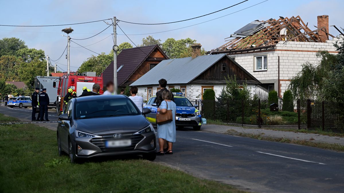 Zniszczony przez drona dach budynku mieszkalnego.