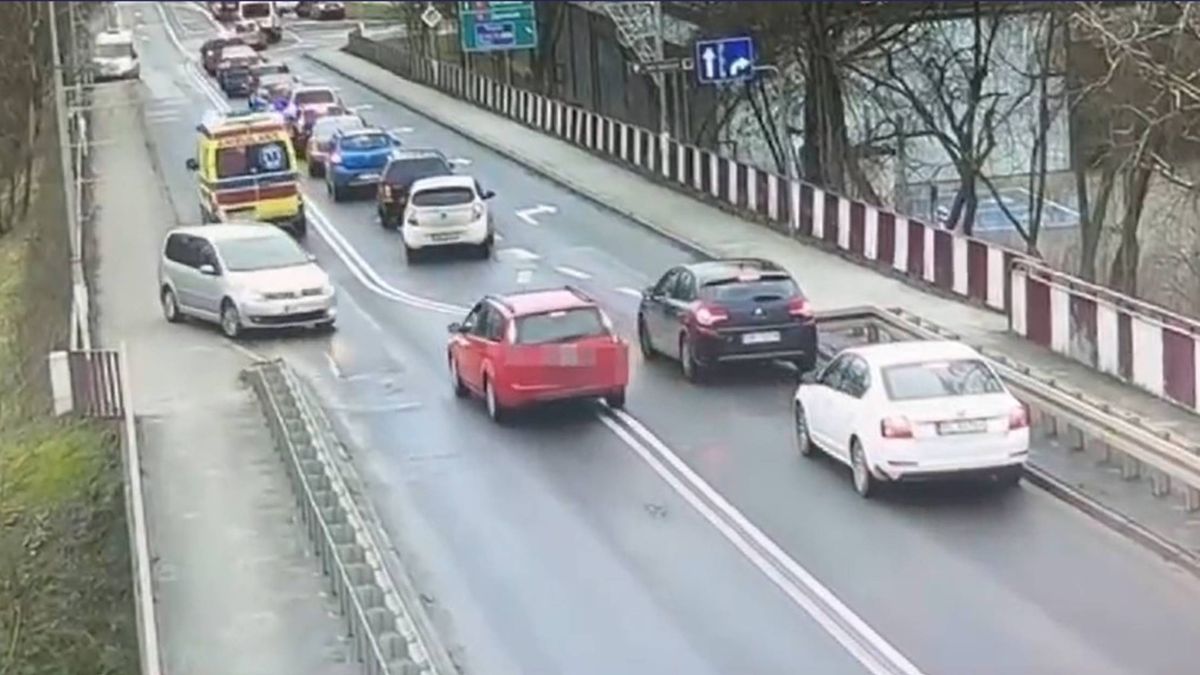 Kierowca forda pojechał korytarzem życia