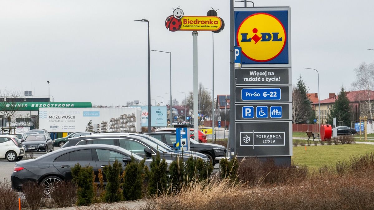 Marketingowa wojna mi?dzy Biedronk? a Lidlem
Fot. Lukasz Gdak/East News, Zalasewo k Poznania, 15.02.2024. Biedronka i Lidl - dwie duze sieci handlowe prowadza marketingowa walke o klientow. N/z sklepy Lidl i Biedronka w bezposrednim sasiedztwie.
Lukasz Gdak