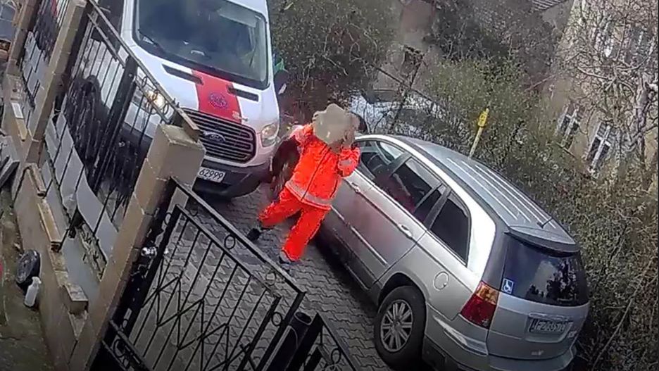 Szokujące zachowanie kierowcy ambulansu. Zrobił coś ohydnego