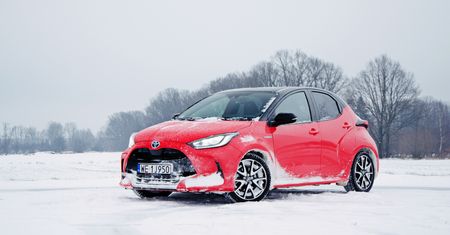 Test: hybrydowa Toyota Yaris zimą. Sprawdziłem, czy w tych warunkach ma słabe punkty