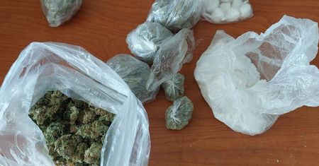 700 porcji dilerskich „na własny” użytek w mieszkaniu. 18-latkowi grozi długa odsiadka