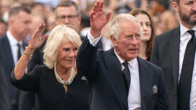 Król Karol III wrócił do Londynu. Przed Pałacem Buckingham na niego i Camillę czekał tłum wiwatujących poddanych (ZDJĘCIA)