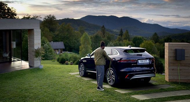 Jaguar F-Pace promowany hasłem „Hard to forget"