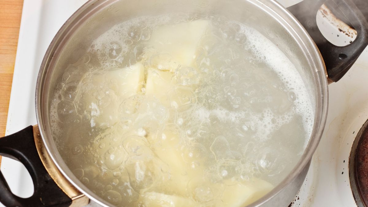 Kiedy dodać sól do gotujących się ziemniaków?