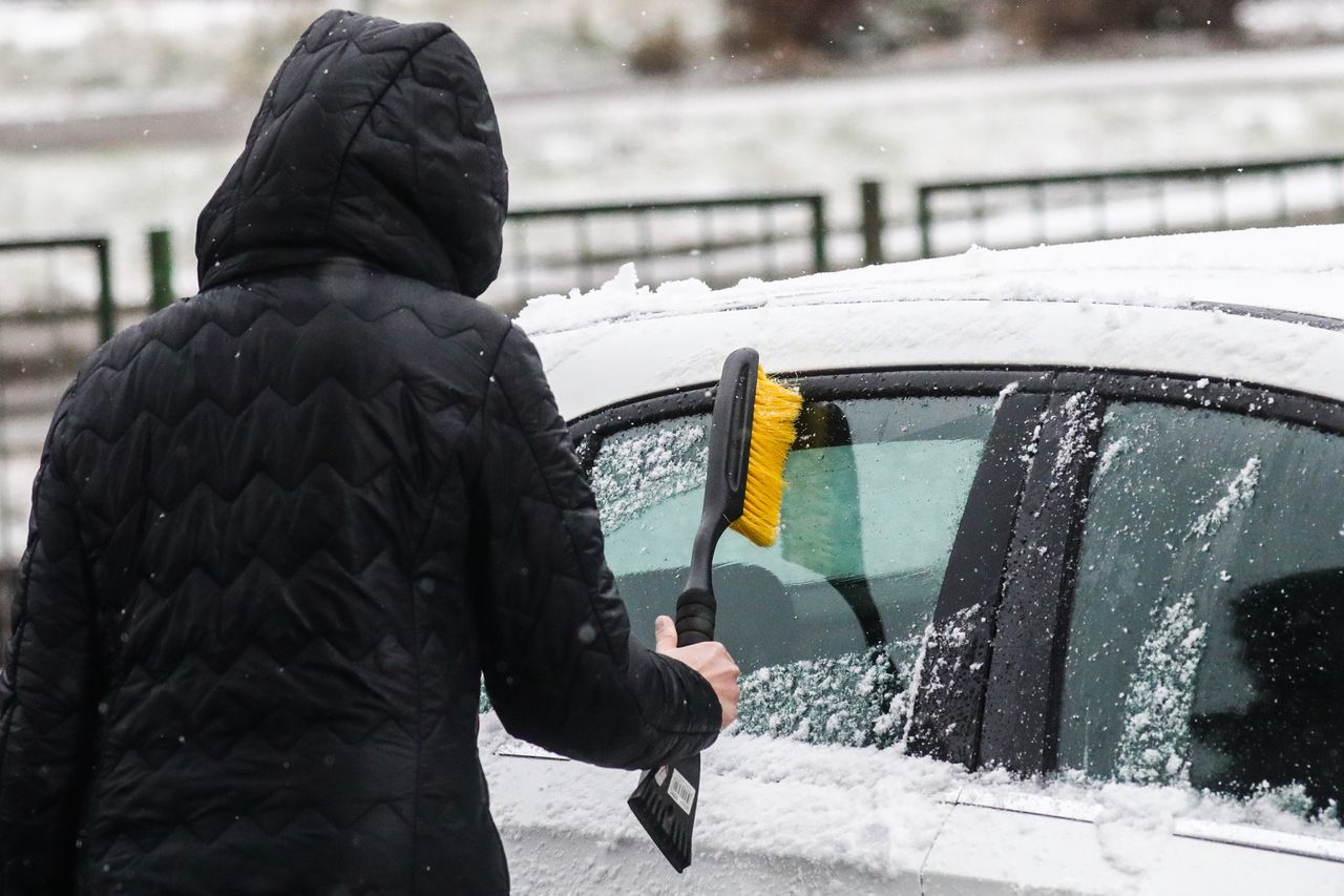 3000 zł mandatu za źle odśnieżone auto. Policja potwierdza