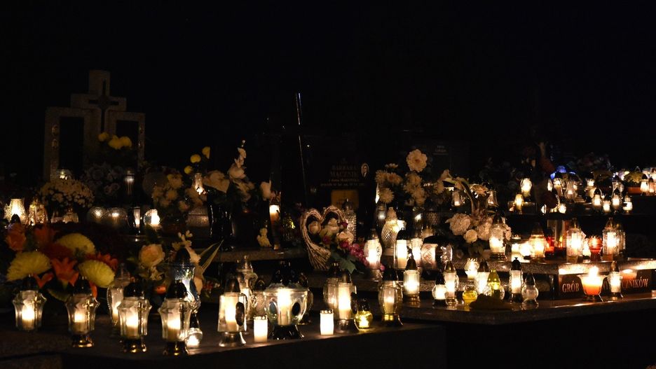 Cmentarz w Proszowicach w dniu Wszystkich Świętych