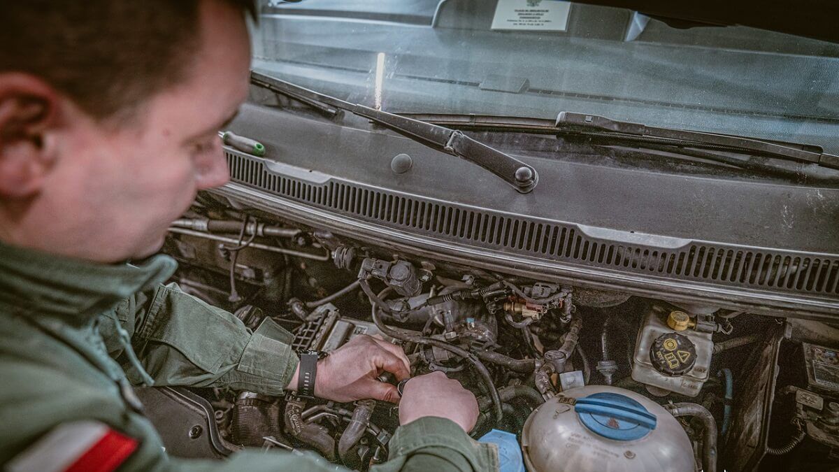 Wojskowy mechanik samochodowy