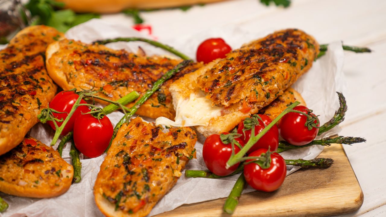 Grillowana bagieta z pysznym środkiem. Nikt nie spojrzy na karkówkę