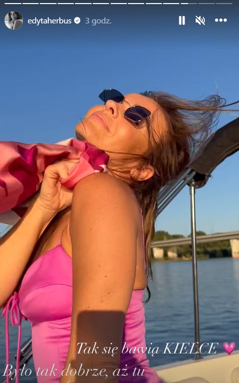 Edyta Herbuś bawi się na łódce