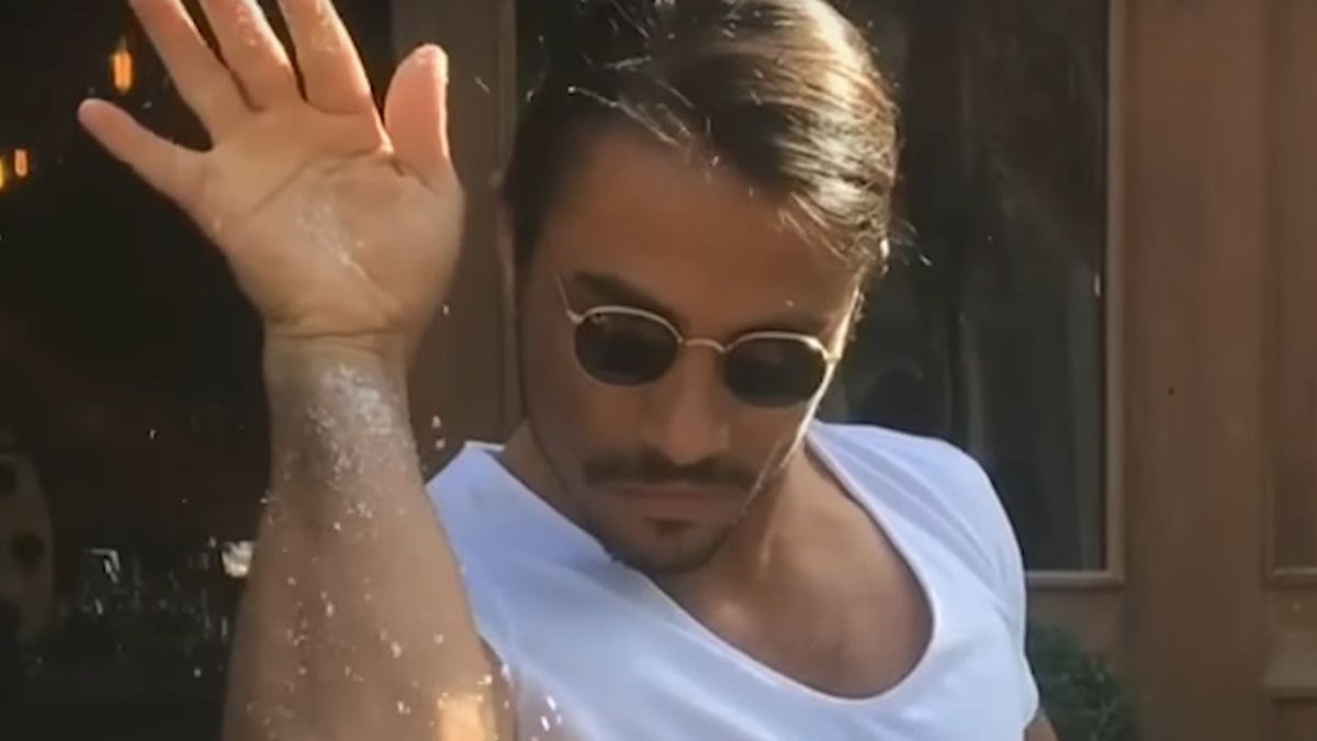 Salt Bae w momencie posypywania solą mięsa