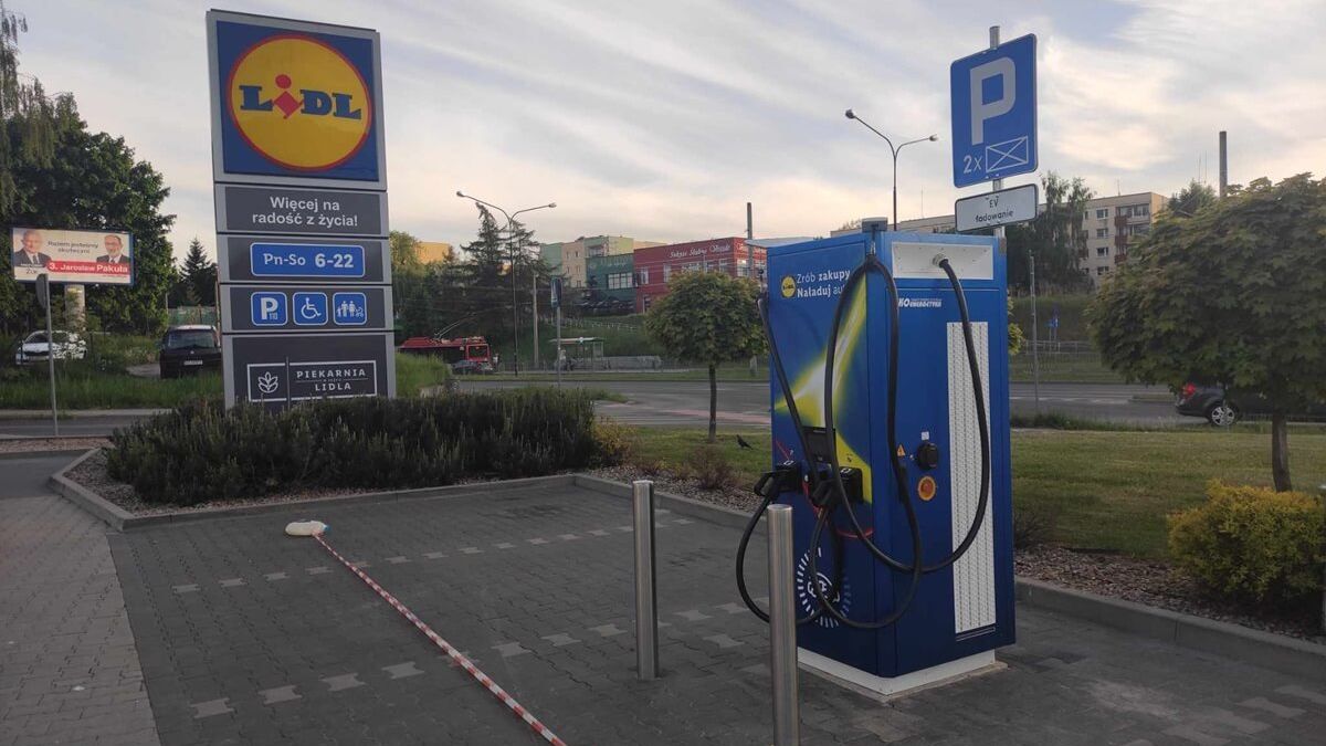 Stacja ładowania aut elektrycznych przy Lidlu na ul. Dziewanny w Lublinie