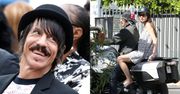 63-letni lider Red Hot Chili Peppers sunie na motocyklu z młodszą o 33 LATA partnerką (FOTO)