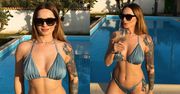 Odziana w kuse bikini Ewelina Lisowska pozuje z kieliszkiem nad basenem