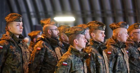 Tusk zwrócił się do żołnierzy. "To nie były pokazy ani manewry"