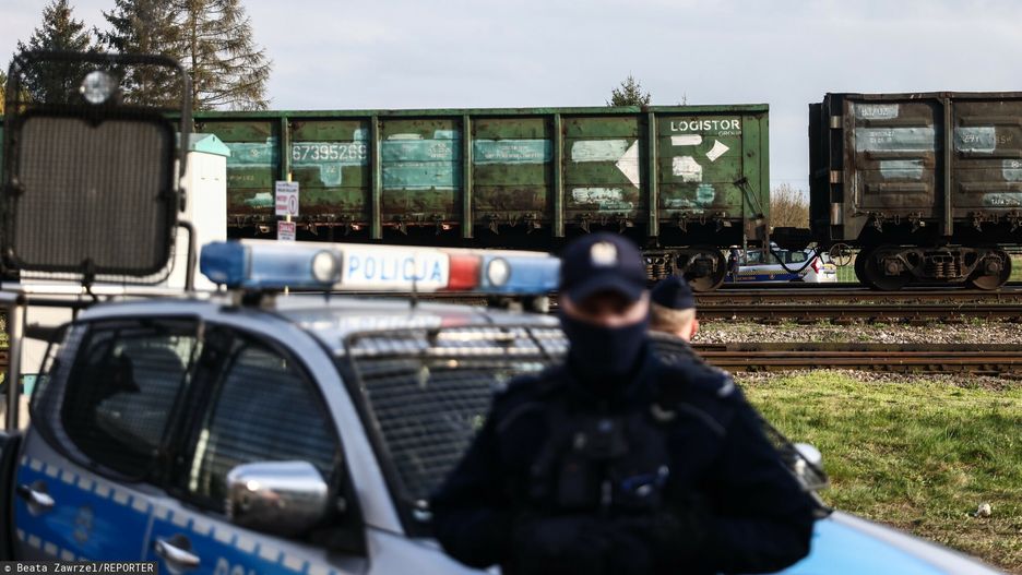 Protest rolnik�w w Hrubieszowie
16.04.2023 Hrubieszow Ukrainskie wagony przejezdzajce przy polsko-ukrainskim przejsciu granicznym
n/z policja zabezpieczajaca protest rolnikow
fot. Beata Zawrzel/REPORTER
Beata Zawrzel/REPORTER