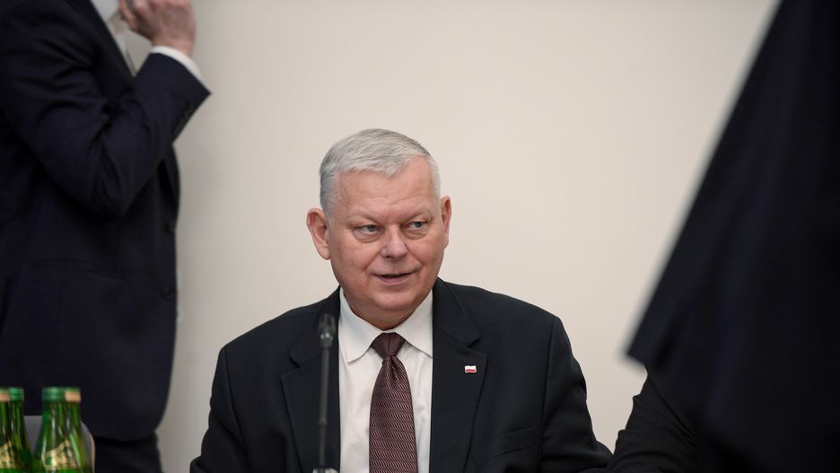 Warszawa, 27.12.2023. Przewodniczący Komisji, poseł PiS Marek Suski podczas posiedzenia sejmowej Komisji do Spraw Energii, Klimatu i Aktywów Państwowych, 27 bm. w Sejmie w Warszawie. Posłowie zajmują się rozpatrzeniem i zaopiniowaniem dla Komisji Finansów Publicznych rządowego projektu ustawy budżetowej na rok 2024. (jm) PAP/Marcin Obara