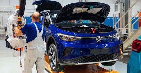Brakuje półprzewodników i długo się to nie zmieni. VW i BMW przedstawiają prognozy