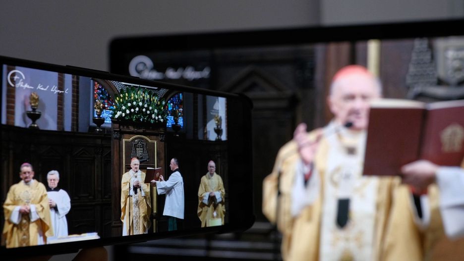 Transmisje mszy świętych można zobaczyć w telewizji i internecie.