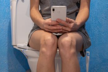 Ginekolożka ostrzega przed powszechnym błędem. Nie rób tak w toalecie