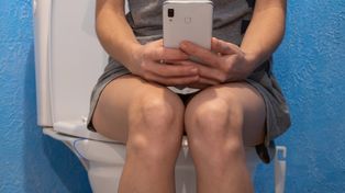 Ginekolożka ostrzega przed powszechnym błędem. Nie rób tak w toalecie