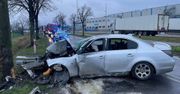 Uderzył w drzewo. Z BMW niewiele zostało
