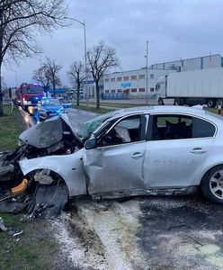 Uderzył w drzewo. Z BMW niewiele zostało