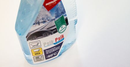 Płyn do spryskiwaczy wymieniaj na zimowy już teraz. Oto najprostsza metoda