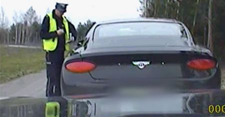 SPEED usiadł mu na ogonie. Tyle 42-latek wycisnął z bentleya