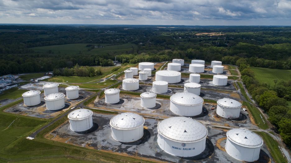 epa09185941 An image made with a drone shows fuel tanks at a Colonial Pipeline breakout station in Woodbine, Maryland, USA, 08 May 2021. A cyberattack forced the shutdown of 5,500 miles of Colonial Pipeline's sprawling interstate system, which carries gasoline and jet fuel from Texas to New York.  EPA/JIM LO SCALZO Dostawca: PAP/EPA.