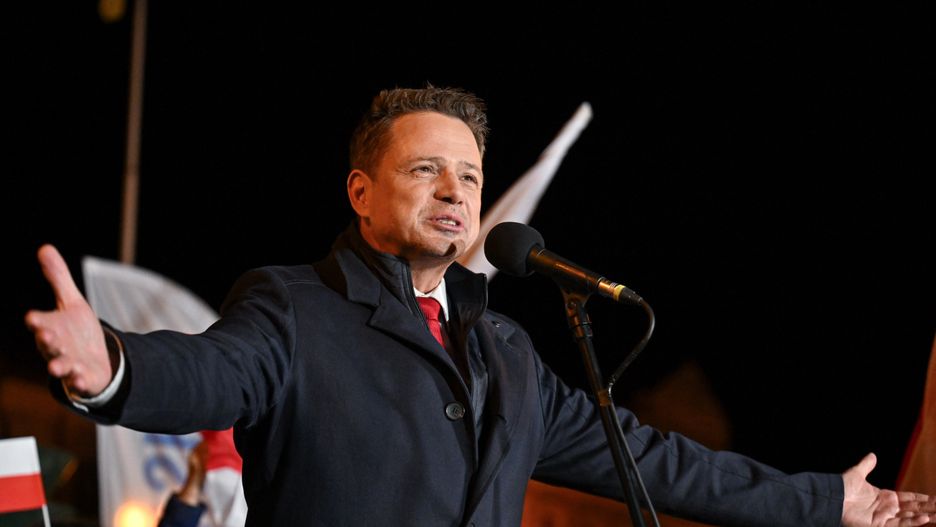 Tarnobrzeg, 18.05.2025. Wybory prezydenta RP - I tura. Kandydat KO w wyborach prezydenta RP, prezydent Warszawy Rafał Trzaskowski podczas akcji Przybij 5-tkę z Trzaskiem, 18 bm. w Tarnobrzegu. Zakończyło się głosowanie w I turze wyborów prezydenta RP. (aldg) PAP/Piotr Polak