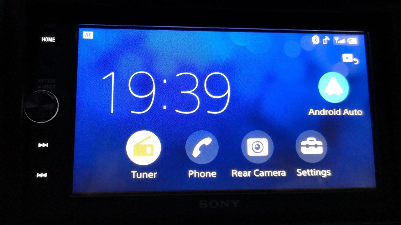 Menu główne odtwarzacza Sony. Na dole skróty do radia, trybu dzwonienia, podglądu z tylnej kamery, ustawień i w tym przypadku Android Auto (skrót widać tylko wtedy, gdy podłączony jest smartfon).