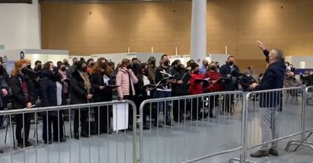 Czekali na szczepienie, zaczęli śpiewać. "Nadzwyczajny gest"