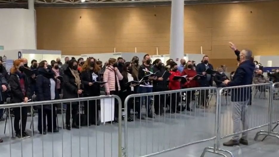 Włochy. Koncert w punkcie szczepień przeciwko koronawirusowi 