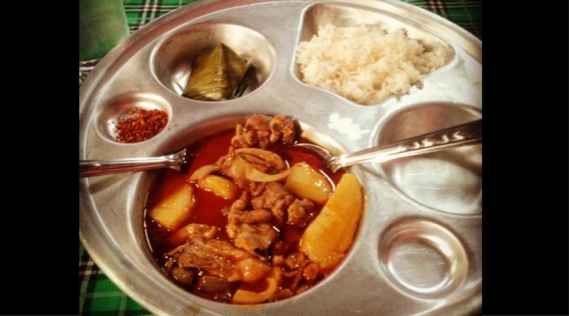 Obiad szkolny w Tajlandii składa się z kilku części, przez to jest bardzo treściwy