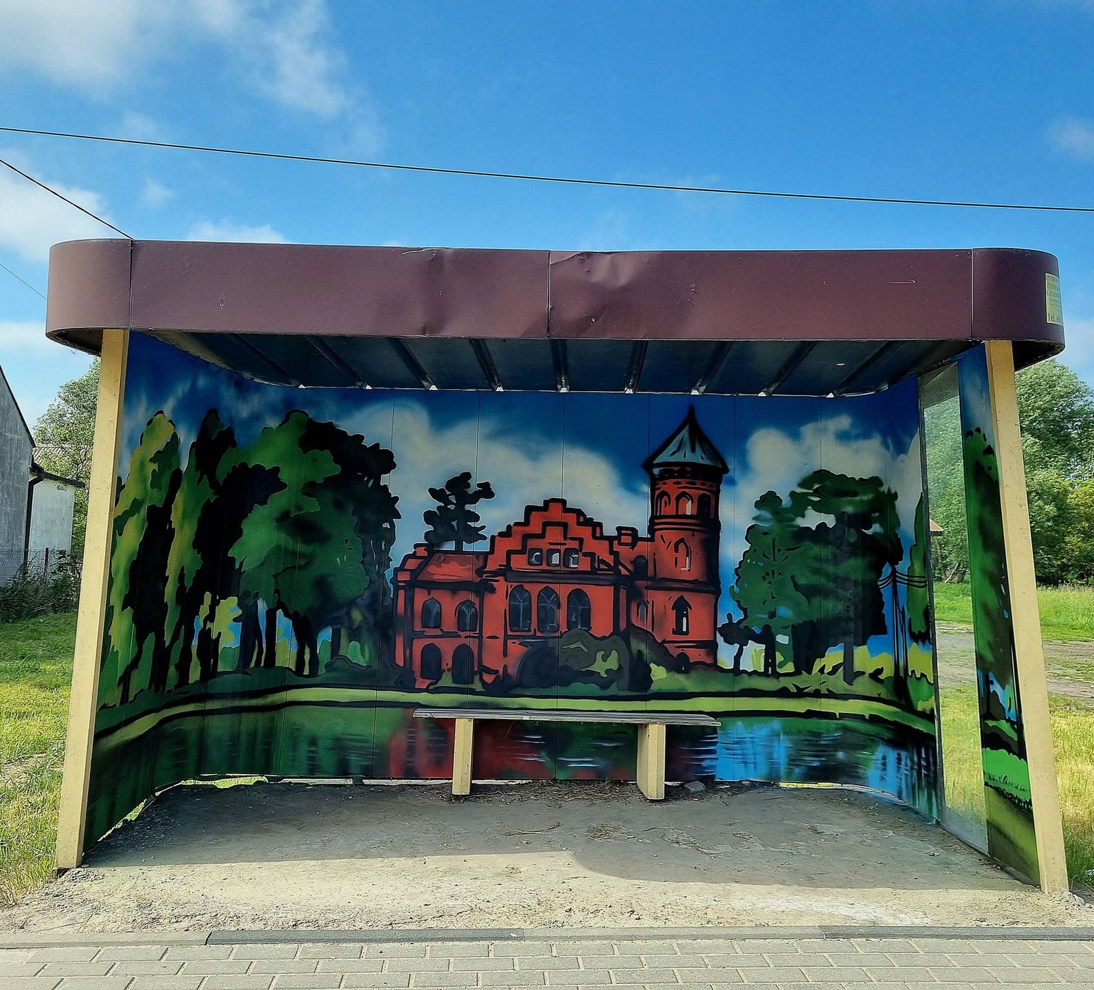 Mural na przystanku w Nowym Duninowym 
