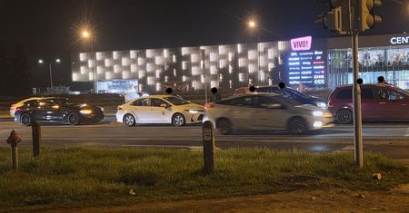 „Efekt domina” na al. Tysiąclecia. Zderzenie czterech osobówek tuż przed rondem Dmowskiego