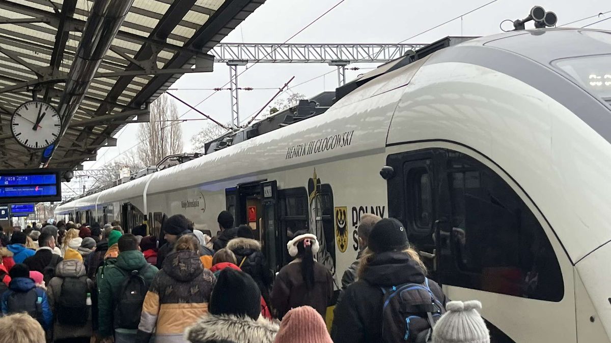 Takie tłumy były na peronie we Wrocławiu 2 stycznia br.