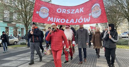Częstochowa: Akcja "Gwiazdy Sportu i Estrady Dzieciom" z Mikołajem na ulicach