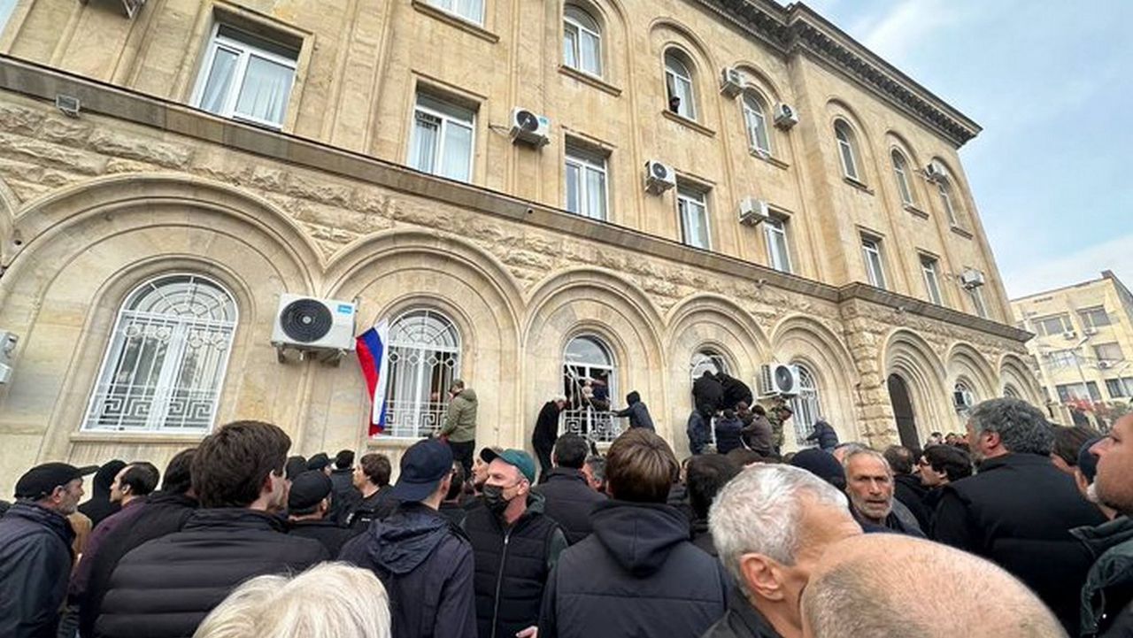 Abkhazia revokes Russian real estate deal after protests