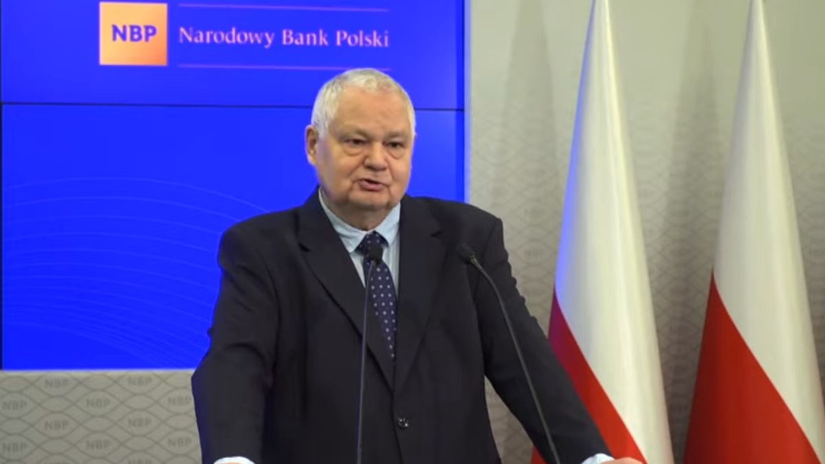 Prezes NBP Adam Glapiński odpowiadał na pytania dziennikarzy.